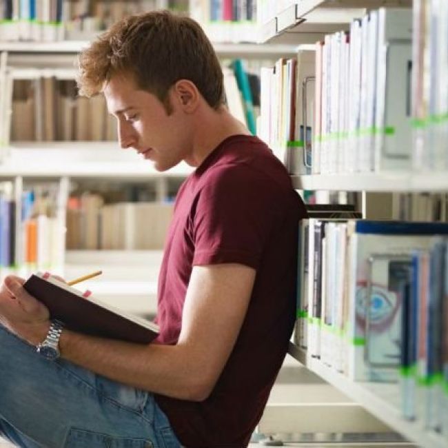 chico joven estudiando biblioteca 1024x768